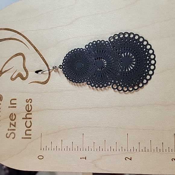 Intricate Cut Lace Style Drop Earrings, black - Picture 3 of 4